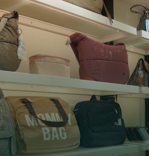 Sylcon handbags and wallets display shelf